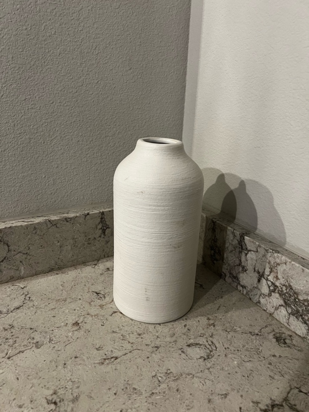 🪷 Minimalist White Ceramic Vase 🪷 - Picture 3 of 3